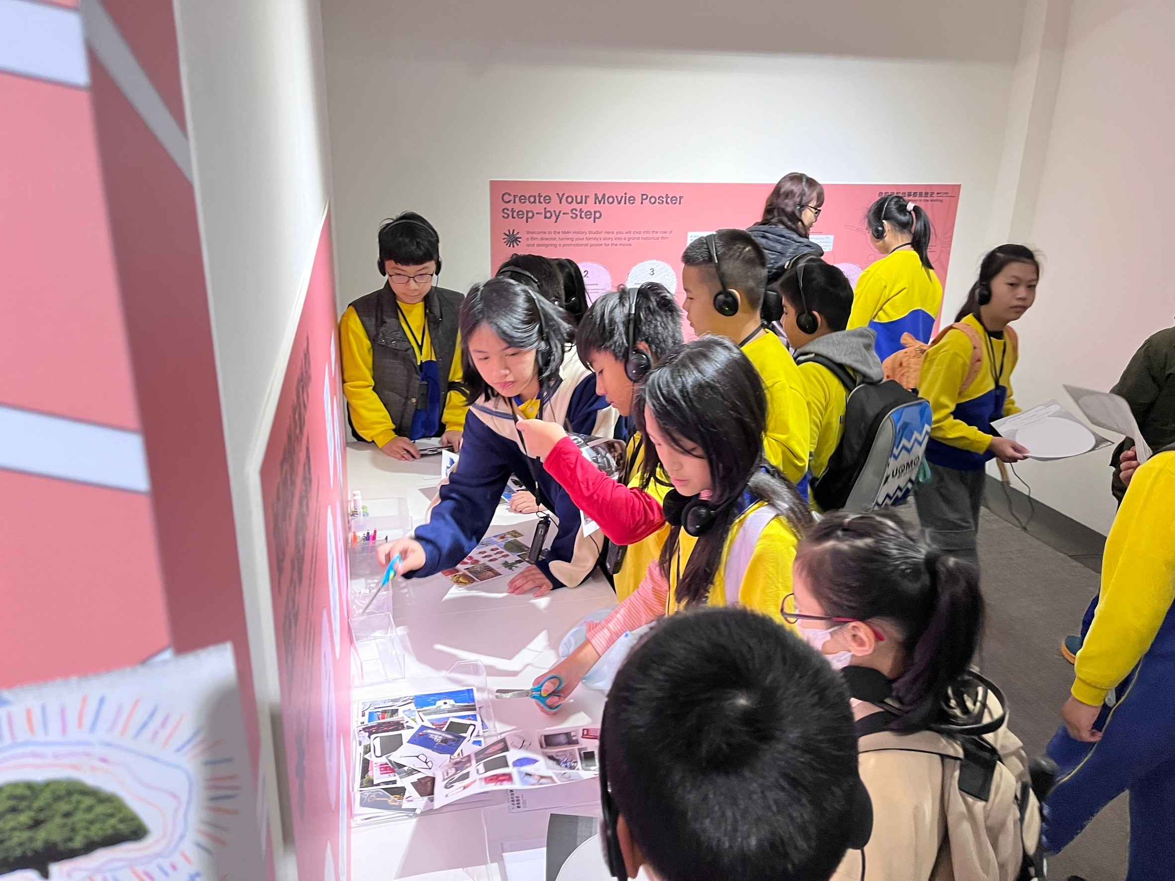 08_參觀新竹241藝術空間，脫下鞋子入展間與作品互動